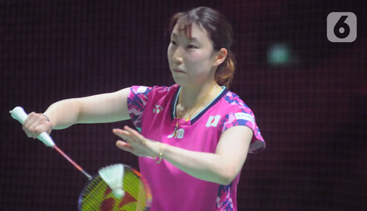 Ekspresi pebulutangkis ganda campuran Jepang, Arisa Higashino  dan Yuta Watanabe (tak terlihat) saat menghadapi wakil Hongkong Tan Cun Man dan Tse Ying Suet dalam babak semifinal Indonesia Open 2023 di stadion Istora Senayan Jakarta, Sabtu (17/6/2023). (merdeka.com/Imam Buhori)
