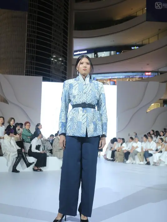 Wilsen pun menerjemahkan lelehan logam mulia pada Kintsugi dalam teknik payet dan bordir keemasan pada potongan batik-batik lawas, menciptakan tekstur baru yang modis, berani, elegan, dan mencuri perhatian.  [Dok/Fimela/Bambang E. Ros]