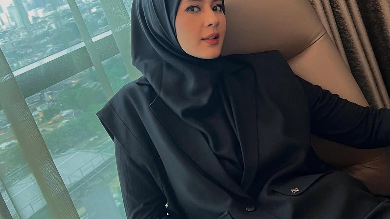 5 Potret Cantik Paula Verhoeven dengan Nuansa Hitam, Outfitnya Berkelas dan Tak Pernah Gagal