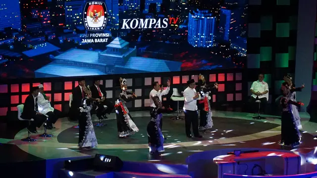 4 Pasangan calon gubernur dan wakil gubernur mengkuti debat Pilkada Jabar di Sabuga, Bandung, Senin (12/3/2018).  (Liputan6.com/Huyogo Simbolon)