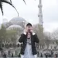 Barli Asmara sangat terkesan dengan Masjid Camlica di Turki. Ia sempat salat di sananya dan merasakan ademnya salat di sana (Dok.Instagram/@barliasmara/https://www.instagram.com/p/B4CWIDznSxb/Komarudin)