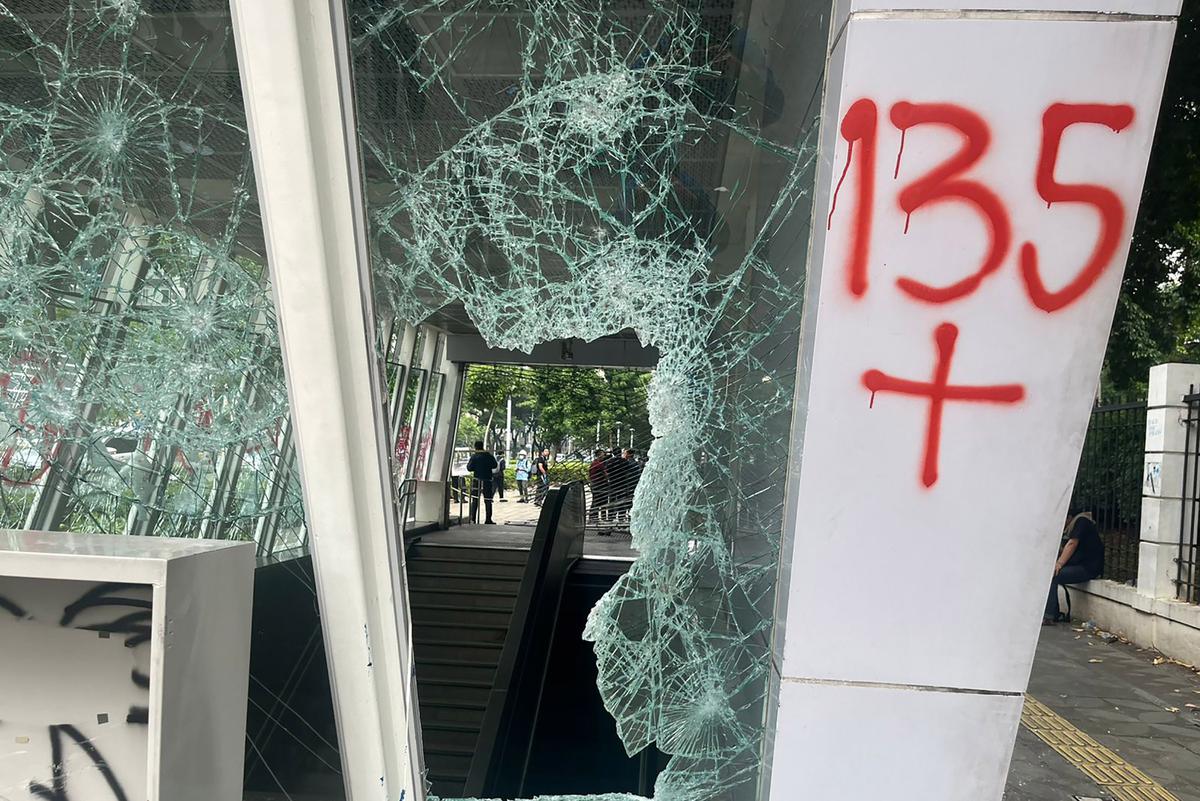FOTO: Sisa Amuk Massa, Halte Hangus dan Pagar DPR Jebol