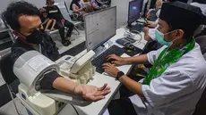 Warga melakukan pengukuran tensi darah di Puskesmas Kebayoran Lama, Jakarta, Jumat (9/1/2026). Pelayanan kesehatan di Puskesmas Kebayoran Lama, sempat menarik perhatian Gubernur DKI Jakarta, Pramono Anung. (merdeka.com/Arie Basuki)