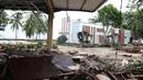 Penginapan rusak akibat dihantam gelombang Tsunami Anyer di pesisir Pantai Carita, Banten, Minggu (23/12). Tsunami yang menerjang wilayah Selat Sunda mengakibatkan ratusan rumah dan penginapan rusak berat. (Liputan6.com/Angga Yuniar)