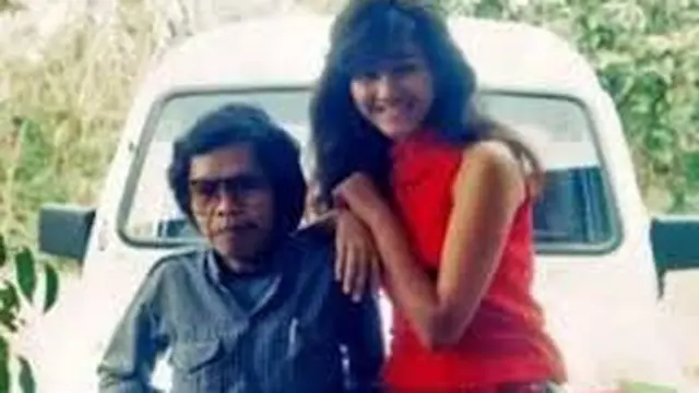 Yodas bersama Nike Ardila dalam salah satu sesi wawancara tahun 1990-an