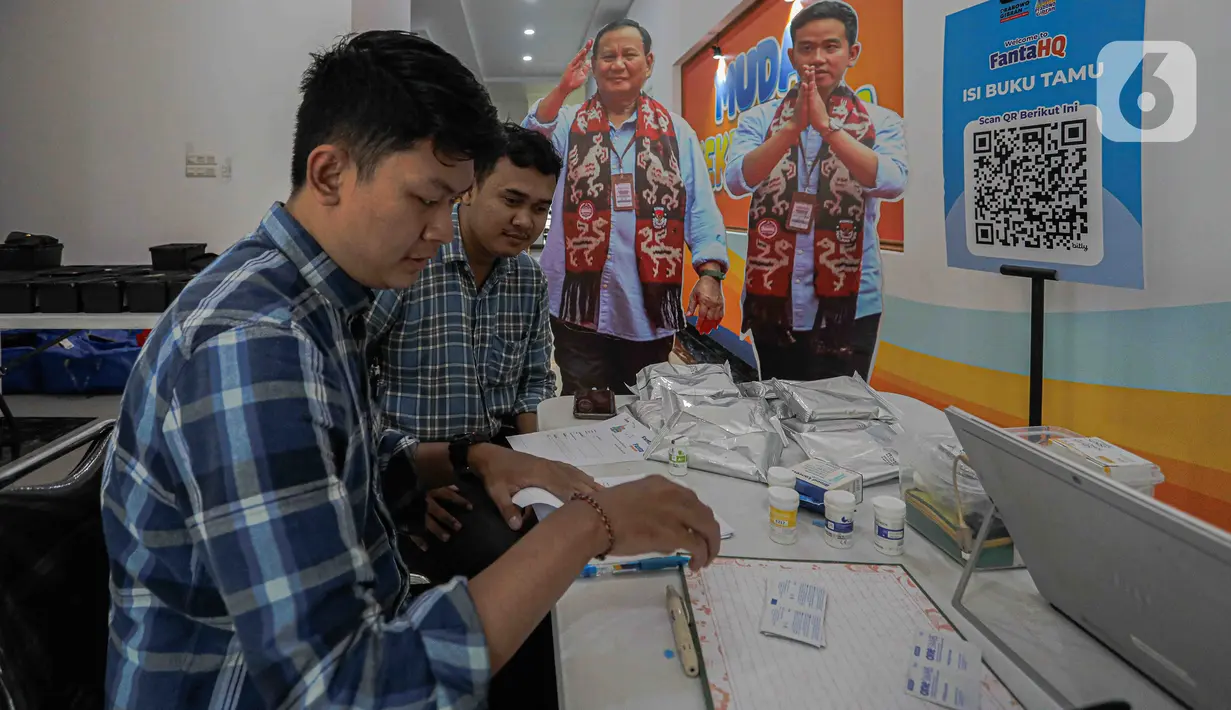 Pemeriksaan kesehatan gratis kepada warga ini merupakan bagian dari kampanye capres-cawapres Prabowo-Gibran agar lebih bermanfaat bagi masyarakat. (Liputan6.com/Faizal Fanani)