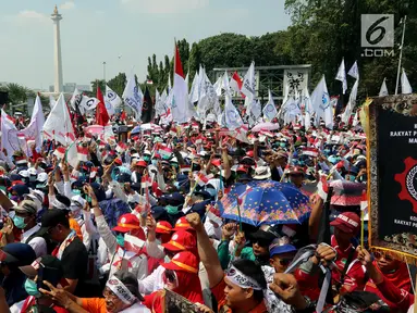 Ribuan buruh menggelar karnaval dan deklarasi saat Perayaan Peringatan Hari Buruh Sedunia, Jakarta, Selasa (1/5). Dalam karnaval dan deklarasi para buruh menyerukan 5 maklumat untuk di sampaikan kepada Presiden Joko Widodo. (Liputan6.com/Johan Tallo)