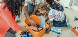 Daripada meminta anak untuk langsung memberikan mainan, orang tua dapat mulai mengenalkan konsep berbagi melalui hal yang lebih sederhana (Sumber: Pexels.com)