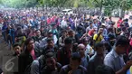 Ribuan orang mengantri untuk mendaftarkan diri mereka untuk menjadi pengemudi Uber di Jakarta, Selasa (24/5). Uber Indonesia membuka lowongan menjadi driver Uber Motor dengan target 10.000 pengemudi. (Liputan6.com/Angga Yuniar)