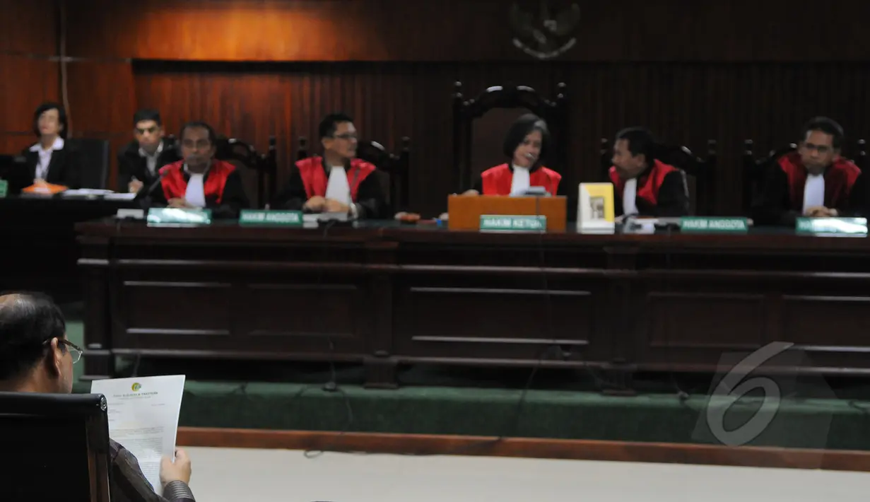 Sutan Bhatoegana membacakan surat saat menjalani sidang dakwaan di Pengadilan Tipikor, Jakarta, Senin (6/4/2015). Sutan, tersangka kasus dugaan penerimaan hadiah terkait penetapan APBN-P Kementerian ESDM di DPR RI. (Liputan6.com/Herman Zakharia)