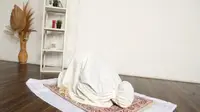Ketika Bangkit dari Sujud Tangan Keluar dari Mukena, Apakah Sholat Sah?
