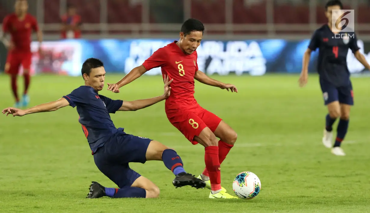 Gelandang Timnas Indonesia, Evan Dimas Darmono berebut bola dengan pemain Thailand pada laga Grup G Penyisihan Kualifikasi Piala Dunia 2022 zona Asia di Stadion Utama Gelora Bung Karno, Jakarta, Selasa (10/9/2019). Indonesia kalah 0-3. (Liputan6.com/Helmi Fithriansyah)