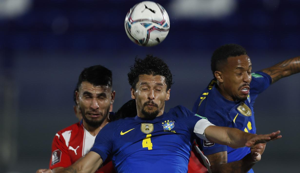 Bek Brasil, Marquinhos (tengah) memenangi duel udara saat melawan Paraguay dalam laga kualifikasi Piala Dunia 2022 Zona Conmebol di Defensores del Chaco Stadium, Asuncion, Selasa (8/6/2021). Brasil menang 2-0 atas Paraguay. (AP/Jorge Saenz)