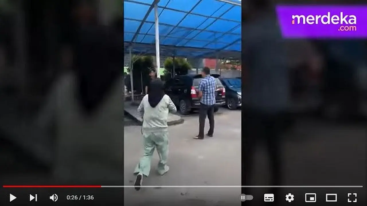 Dua debt collector diduga dianiaya seorang oknum polisi di Palembang saat sedang menagih cicilan mobil. (sumber: YouTube MerdekaDotCom)