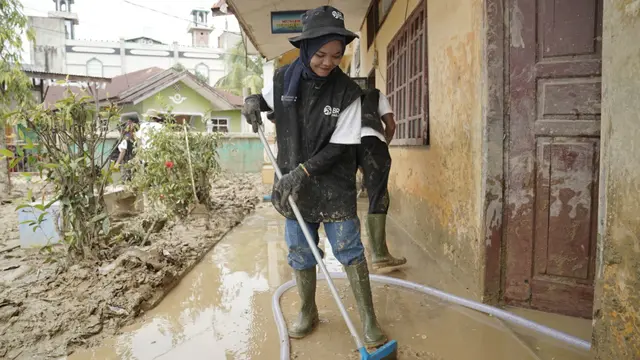 Relawan BRI Peduli Gotong Royong Pulihkan Sekolah Terdampak Bencana di Aceh Tamiang
