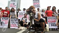 Komunitas pecinta anjing membawa anjing mereka saat aksi di Bundaran HI, Jakarta, Minggu (13/12/2015). Mereka meminta semua pihak untuk tidak memakan daging anjing karena anjing adalah sahabat bukan makanan. (Liputan6.com/Johan Tallo)