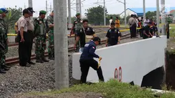 Aparat gabungan mengamankan olah TKP longsornya Underpass Perimeter Selatan, Bandara Soekarno Hatta (Soetta), Tangerang, Banten, Selasa (6/2). Dalam kejadian tersebut sebuah mobil ikut tertimbun. (Liputan6.com/Angga Yuniar)