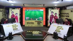 Sejumlah peserta berkompetisi dalam seleksi nasional atau Indonesia National Qualifier FIFAe World Cup 2024 yang berlangsung di Point Arena, Jakarta Selatan, Sabtu (02/11/2024). (Bola.com/Bagaskara Lazuardi)