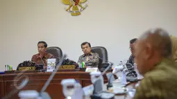Presiden Jokowi didampingi Wapres Jusuf Kalla memimpin rapat terbatas bersama sejumlah Menteri Kabinet Kerja di Kantor Kepresidenan, Jakarta, Rabu (3/6). Dalam rapat tersebut dibahas mengenai strategi ketersediaan bahan pokok. (Liputan6.com/Faizal Fanani)