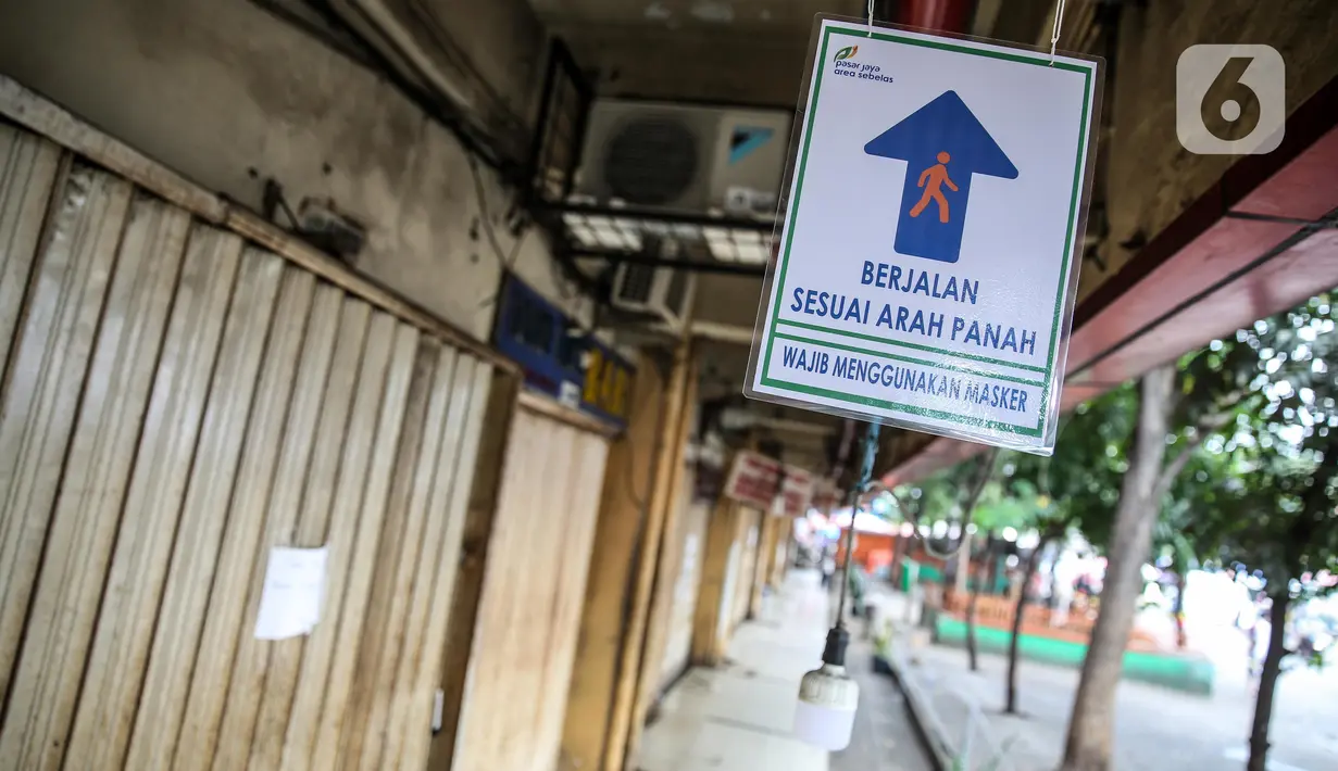 Suasana Pasar Kebayoran Lama yang ditutup di Jakarta Selatan, Kamis (18/6/2020). Pasar Kebayoran Lama ditutup sementara selama tiga hari mulai hari ini, 18-20 Juni 2020 untuk sterilisasi usai 14 pedagang dinyatakan positif COVID-19. (Liputan6.com/Faizal Fanani)