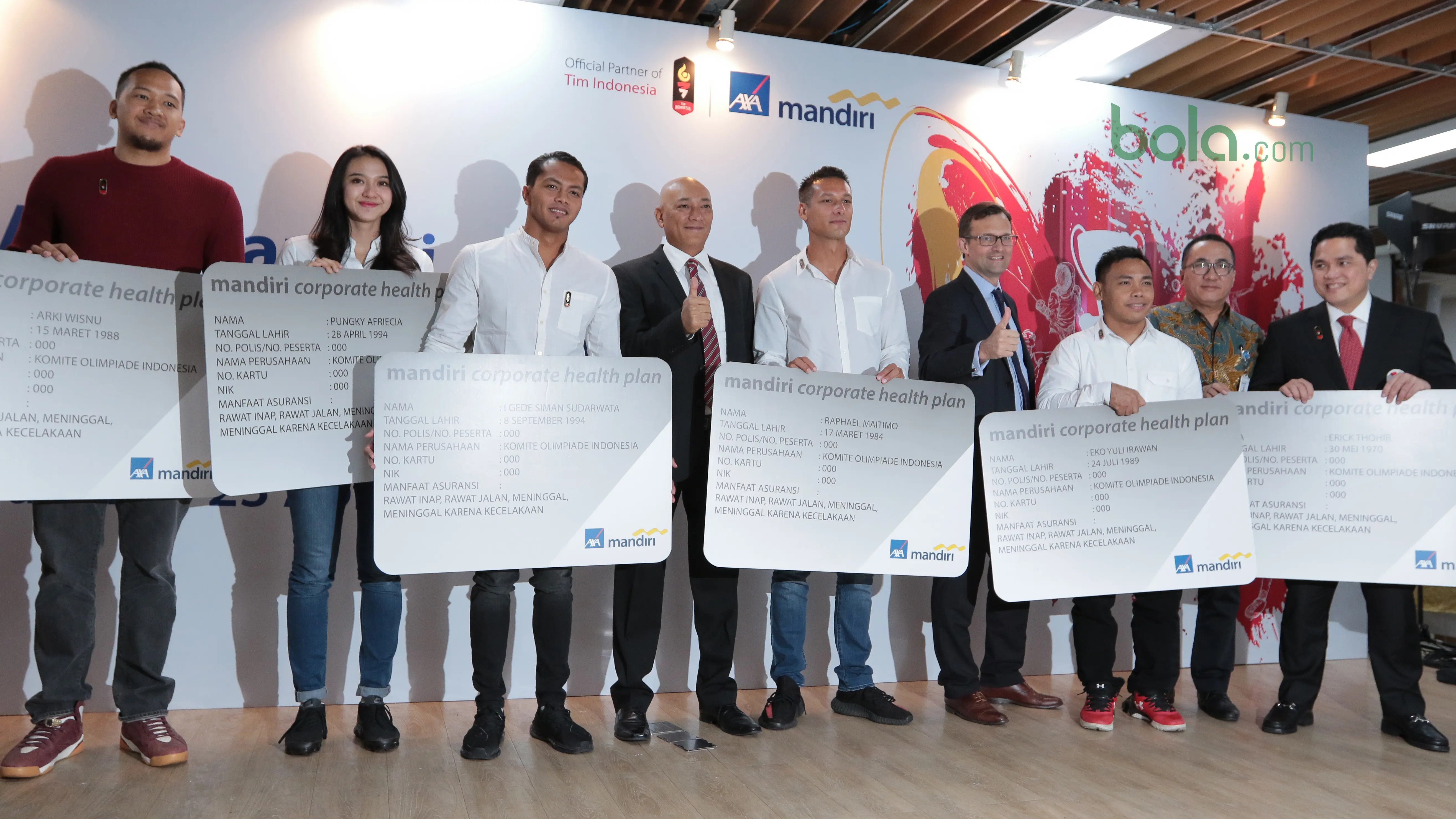 Para Atlet Tim Indonesia menerima asuransi kesehatan dari AXA Mandiri secara simbolis bersama Ketua KOI, Erick Tohir di AXA Tower, Jakarta, Senin (23/4/2018). AXA Mandiri menjadi salah satu official partner Asian Games 2018. (Bola.com/Nick Hanoatubun)