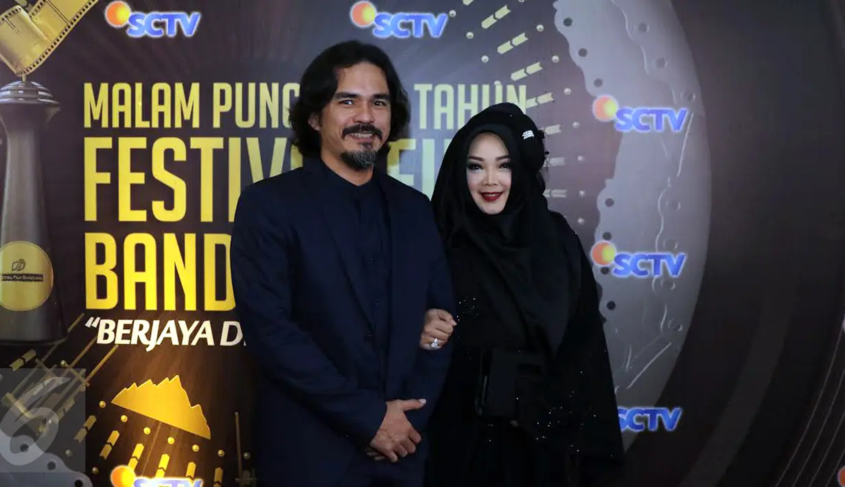 Pasangan pesinetron Teddy Syah dan Rina Gunawan ketika berpose di red carpet Festival Film Bandung (FFB) 2016 di kawasan Monumen Perjuangan Rakyat Jawa Barat, Bandung, Jawa Barat, Sabtu (24/9). (Liputan6.com/Herman Zakharia)