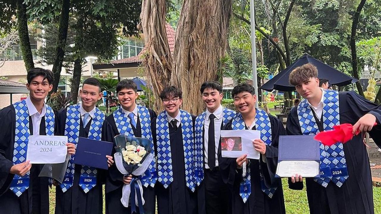 Selain tampan, Marco juga berprestasi. Ia telah mendapatkan beasiswa kuliah di Amerika Serikat.