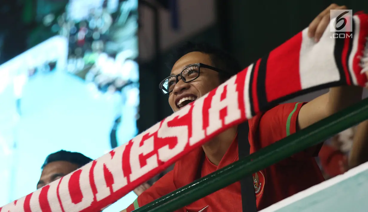 Suporter Timnas voli putra Indonesia membentangkan syal saat menyaksikan laga Indonesia melawan Jepang di Semifinal Kejuaraan Voli Asia 2017 di GOR Tri Dharma, Gresik, Senin (31/7). Indonesia kalah 3-0. (Liputan6.com/Helmi Fithriansyah)