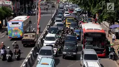 Bus Transjakarta Tanah Abang Explorer melintasi di Jalan KH. Mas Mansyur, Tanah Abang, Jakarta, Jumat (2/2). Hal ini berlangsung pascadiberhentikannya operasional Bus Transjakarta Tanah Abang Explorer oleh Pemprov DKI. (Liputan6.com/JohanTallo)