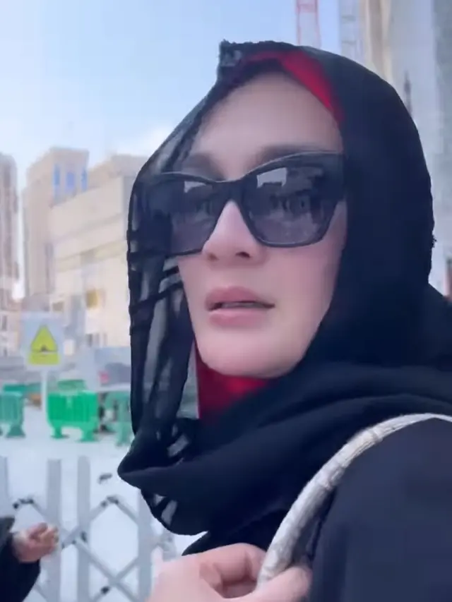 Luna Maya di Masjidil Haram