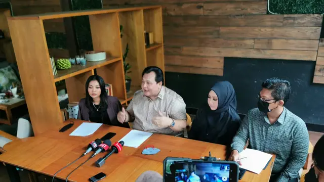 Wulan S. Haryono melakukan klarifikasinya bersama pengacara Minola Sebayang di kawasan Kemang, Jakarta Selatan