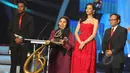 Nursyida Syam memberikan sambutan usai mendapatkan penghargaan Liputan6 Award 2015 untuk kategori Sosial Pendidikan, di Studio Emtek, Jakarta, Rabu (20/5). (Liputan6.com/Faizal Fanani)