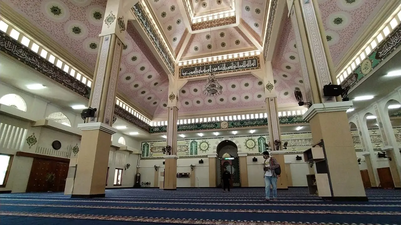 Penutupan sementara masjid ini berhubungan dengan imbauan dan pengumuman pemerintah, dimana Gorontalo saat ini dinyatakan darurat Covid-19. (Foto: Liputan6.com/Arfandi Ibrahim)