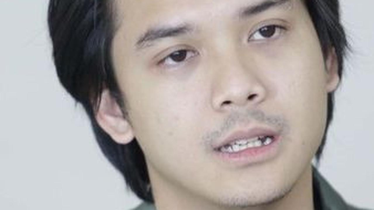 Dengan pesona tampannya, aktor ini berhasil meraih beberapa nominasi dan memenangkan penghargaan Aktor Pendukung Pilihan di Festival Film Tempo pada tahun 2019.<br>