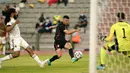 Gelandang timnas Kroasia, Ivan Perisic (tengah) melakukan percobaan gol ke gawang Belgia dalam laga uji coba menjelang Euro 2020 di Stade Roi Baudouin, Senin (7/6/2021) dinihari WIB. Belgia mengatasi Kroasia dengan skor 1-0 berkat gol semata wayang Romelu Lukaku. (AP Photo/Francisco Seco)