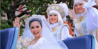 Resepsi Sandra Dewi dan Harvey Moeis di Jepang membuat decak kagum dan iri para netizen. Layaknya putri Raja, ia menikah di saksikan ribuan pasang mata. (Instagram/nastusha.id)