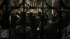 Umat kristiani mengikuti misa Natal di Gereja Katedral, Jakarta, Kamis (24/12). Perayaan Natal 2015 mengangkat tema "Hidup Bersama Sebagai Keluarga Allah". (Liputan6.com/Faizal Fanani)