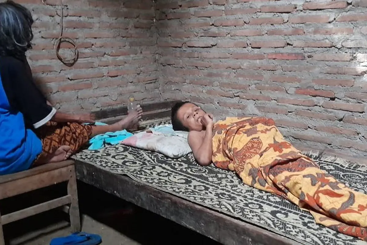 Mbah Kadiyem dan anaknya yang sakit tinggal di hutan dengan rumah berukuran 3x3 meter, tanpa penerangan listrik. (Foto: Solopos.com/TKSK Jenar)