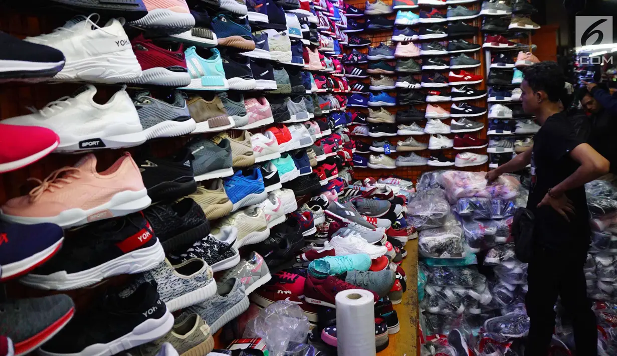 Pengunjung memilih sepatu yang dijual di pusat perbelanjaan, Jakarta, Selasa (3/7). Asprisindo meyakini pertumbuhan industri alas kaki lebih baik tahun ini yang didorong oleh realisasi beberapa pabrik baru. (Liputan6.com/Angga Yuniar)