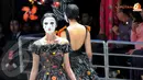 Detil yang kuat dalam setiap busana menambah cantik wanita yang mengenakannya. (Liputan6.com/Faisal R Syam)