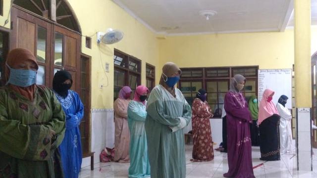 Pelaksanaan Sholat dengan Menerapkan Protokol Kesehatan