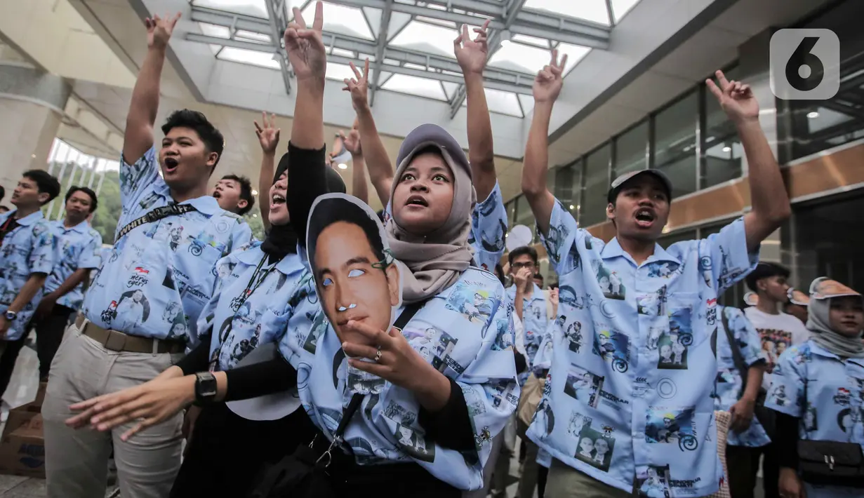 Yel-yel dukungan juga mereka teriakkan untuk memberikan semangat kepada pada paslon andalan mereka yang akan mengikuti debat Cawapres malam nanti. (Liputan6.com/Angga Yuniar)