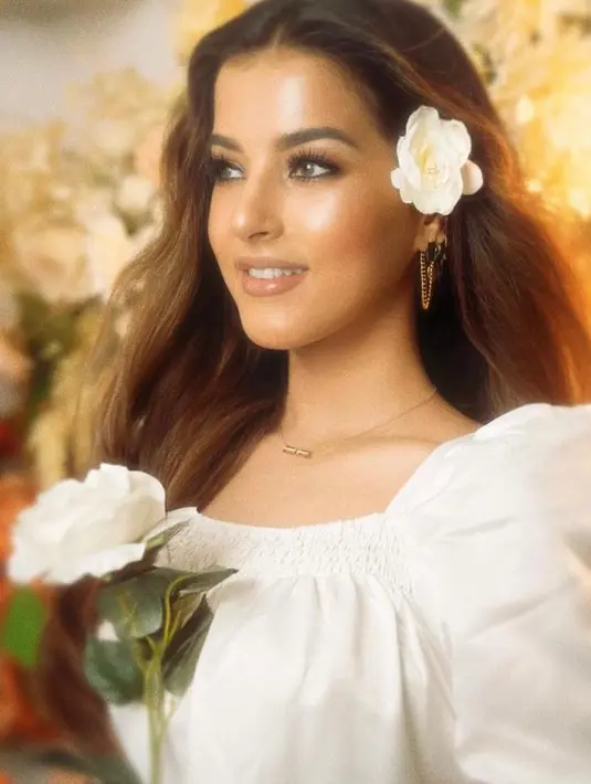 Agar semakin mirip Rosalinda, Tasya menggunakan baju putih lengkap dengan hiasan bunga yang disematkan di telinganya. (Instagram/tasyafarasya).