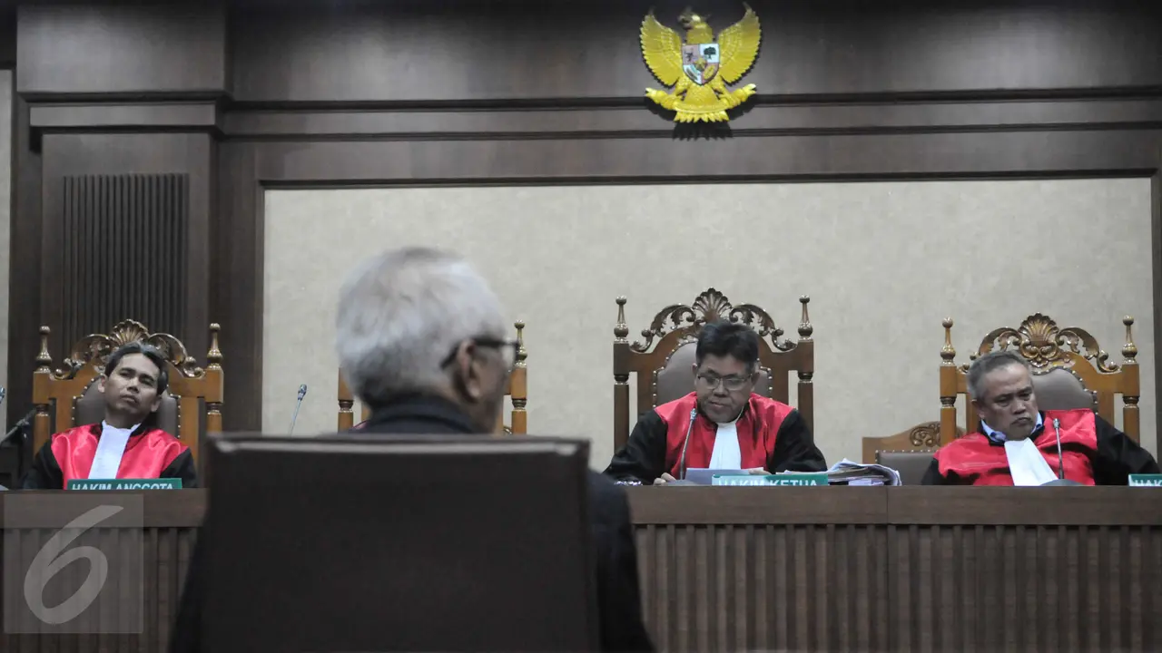 20151217-OC Kaligis Rangkul Anak-anaknya Sebelum Dengarkan Sidang Pembacaan Vonis