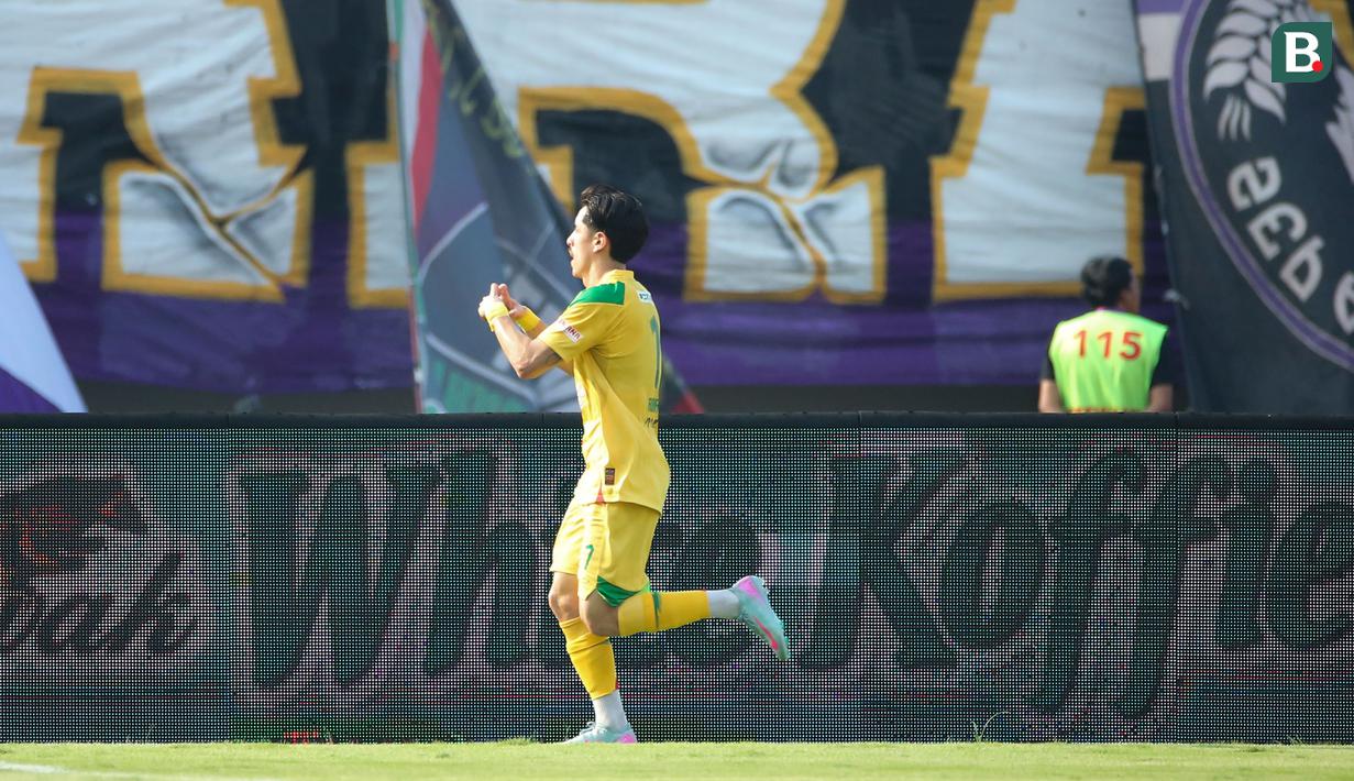 Pemain Persebaya Surabaya, Francisco Rivera, melakukan selebrasi setelah mencetak gol ke gawang Persita Tangerang dalam laga pekan kedua BRI Super League 2025/2026 di Indomilk Arena, Tangerang, Sabtu (16/8/2025) sore WIB. (Bola.com/Abdul Aziz)