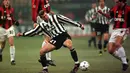 Gelandang Juventus, Zinedine Zidane, berupaya lepas dari kepungan pemain AC Milan pada laga Serie A di Stadion Giuseppe Meazza, Milan, Rabu (6/1/1999). (EPA/Ferraro)