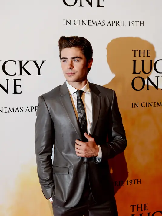 Aktor pemeran ’17 Again’ ini menggunakan Twitter untuk membagikan gambar siluet dari dirinya dan sang kekasih. (Bintang/EPA)