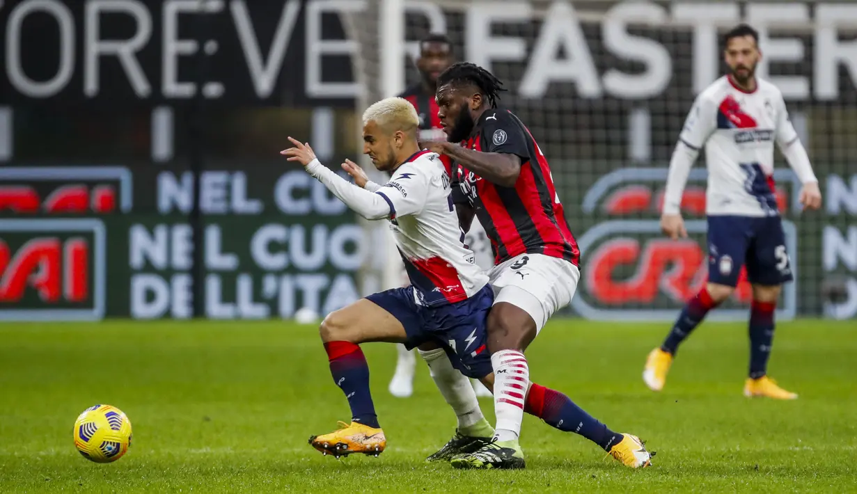 Gelandang AC Milan, Franck Kessie berusaha merebut bola dari pemain Crotone, Adam Ounas pada pertandingan lanjutan Liga Serie A Italia di stadion San Siro di Milan, Italia, Minggu (7/2/2021). Kini AC Milan telah mengumpulkan 49 poin. Sementara Inter Milan punya 47 poin. (AP Photo/Antonio Calanni)