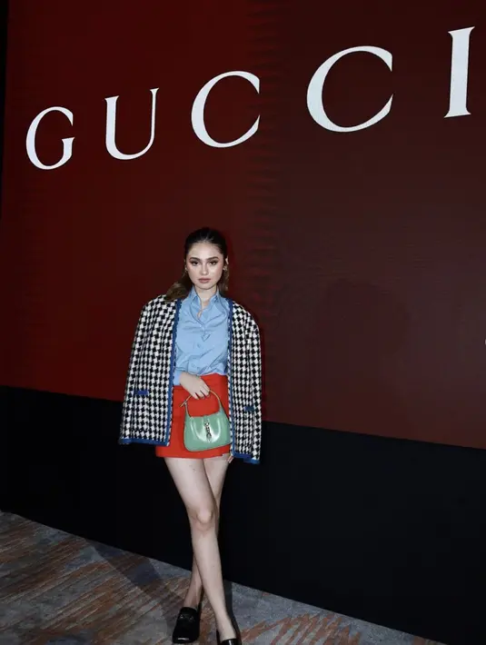 Syifa Hadju tampil begitu memukau dengan outfit yang selalu stylish. Gayanya maksimal dengan tampilan gaya berciri khas. [Foto: Instagram/ Syifa Hadju]