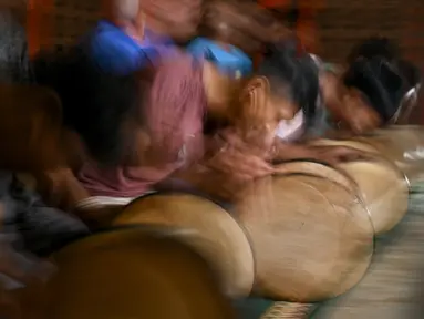 Pemuda mengikuti gladi bersih tari Rapa'i Geleng, menggunakan rebana tradisional, di desa ekowisata Nusa di Lhoknga, provinsi Aceh (31/8/2021). (AFP/Chaideer Mahyuddin)